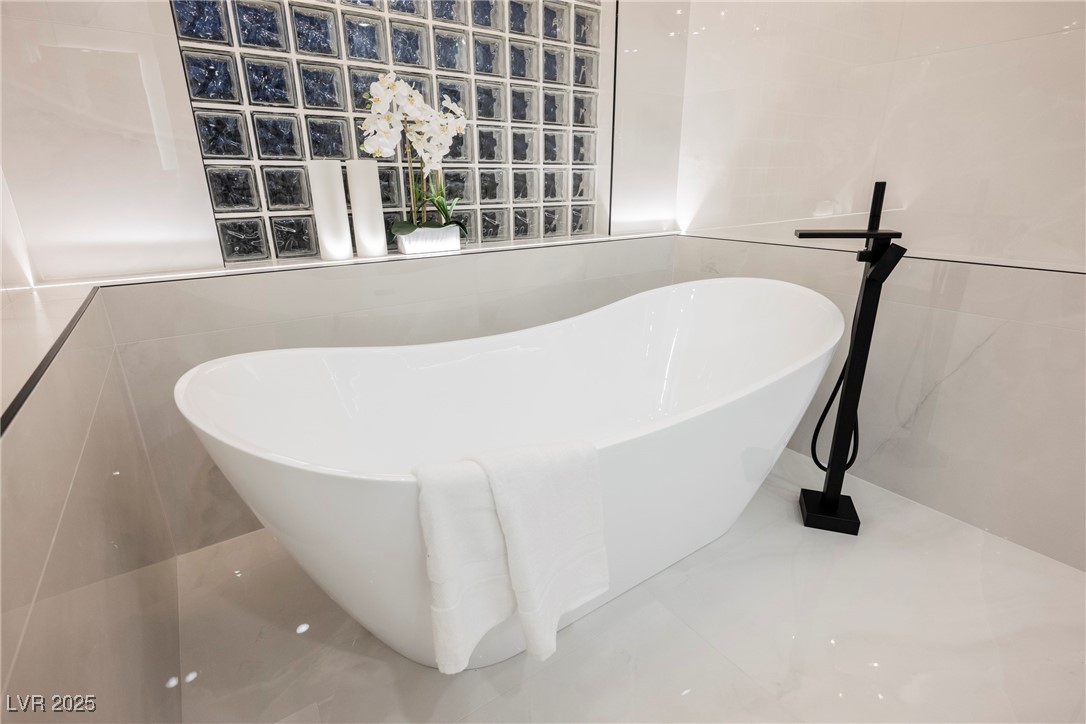 10038 Peak Lookout Street