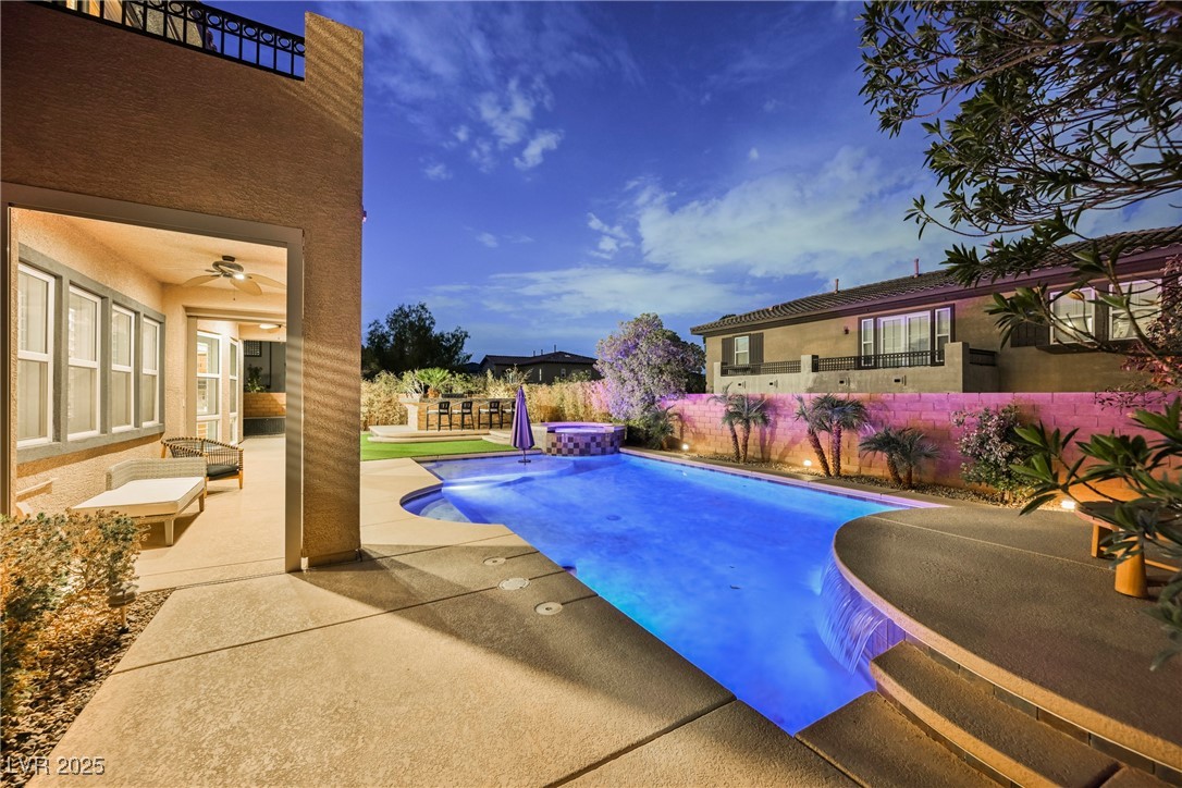 10038 Peak Lookout Street