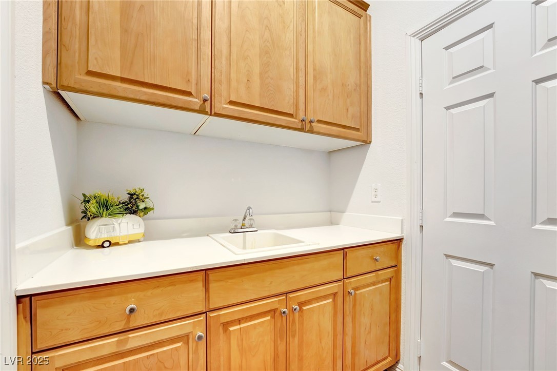 7232 Frontier Hills Avenue