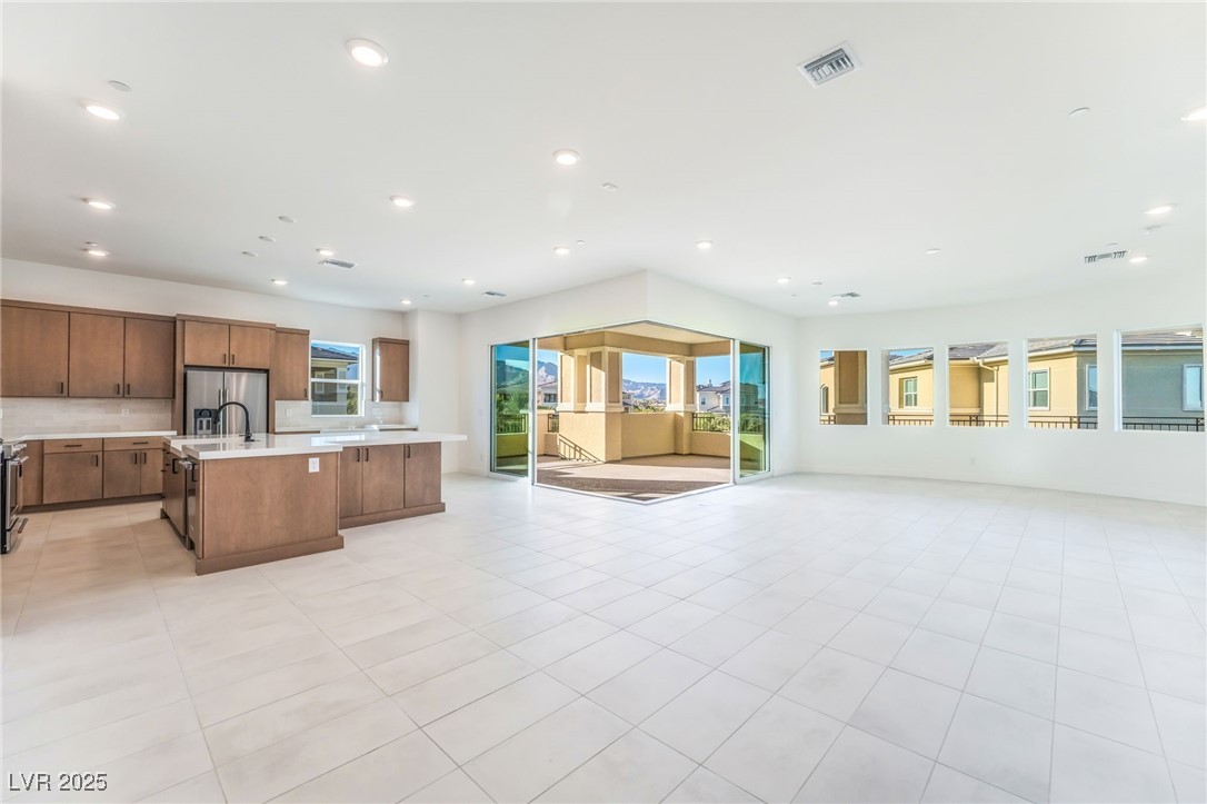 9132 Las Manaitas Avenue 401