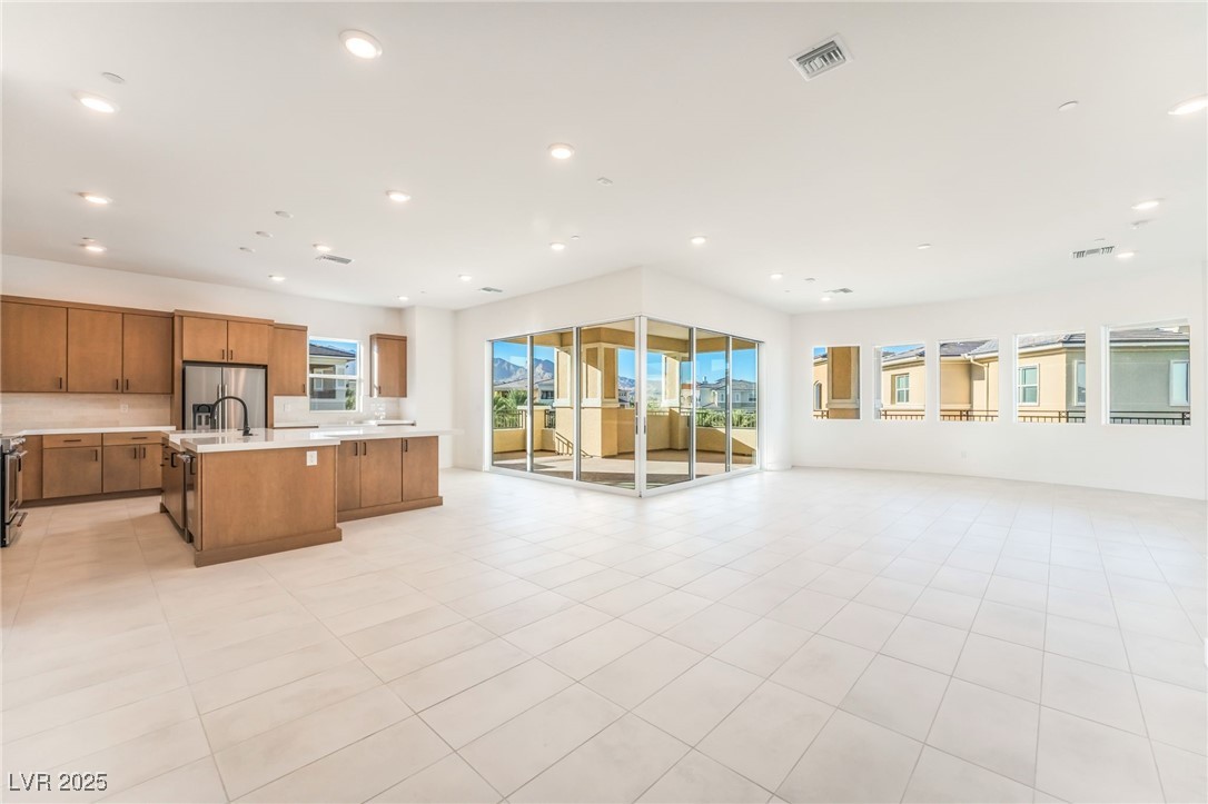 9132 Las Manaitas Avenue 401