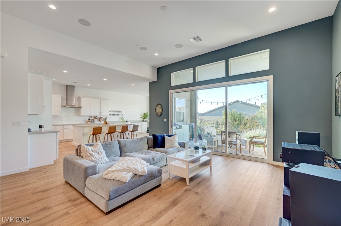 3382 Creek Bend Avenue