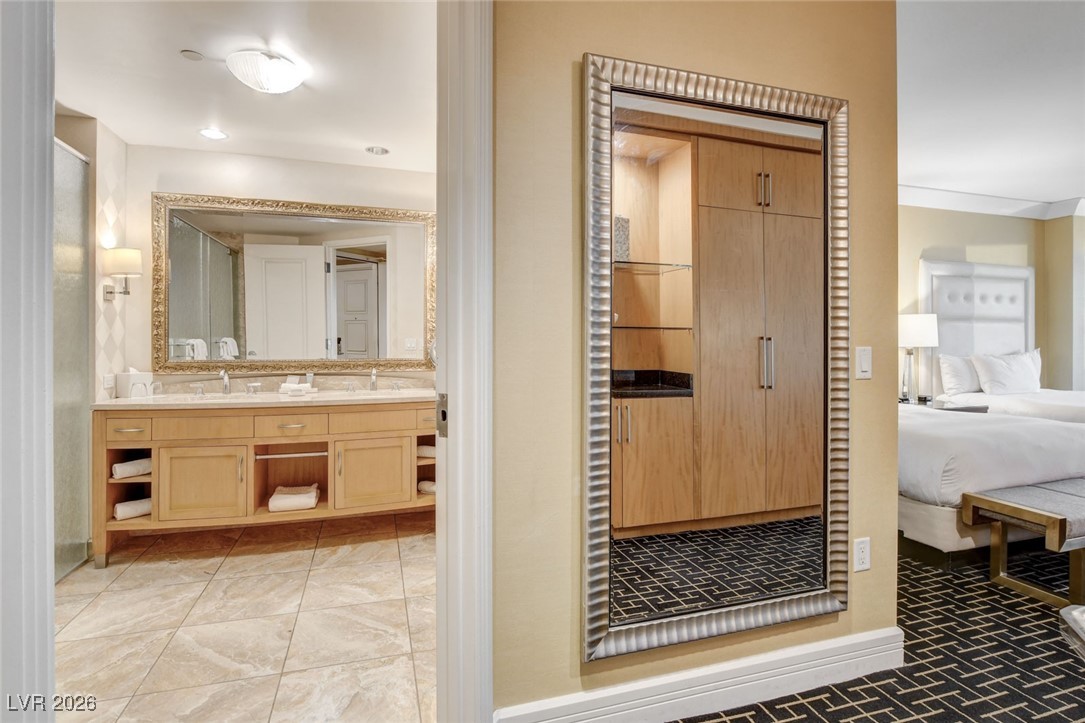 2000 North Fashion Show Drive 4117