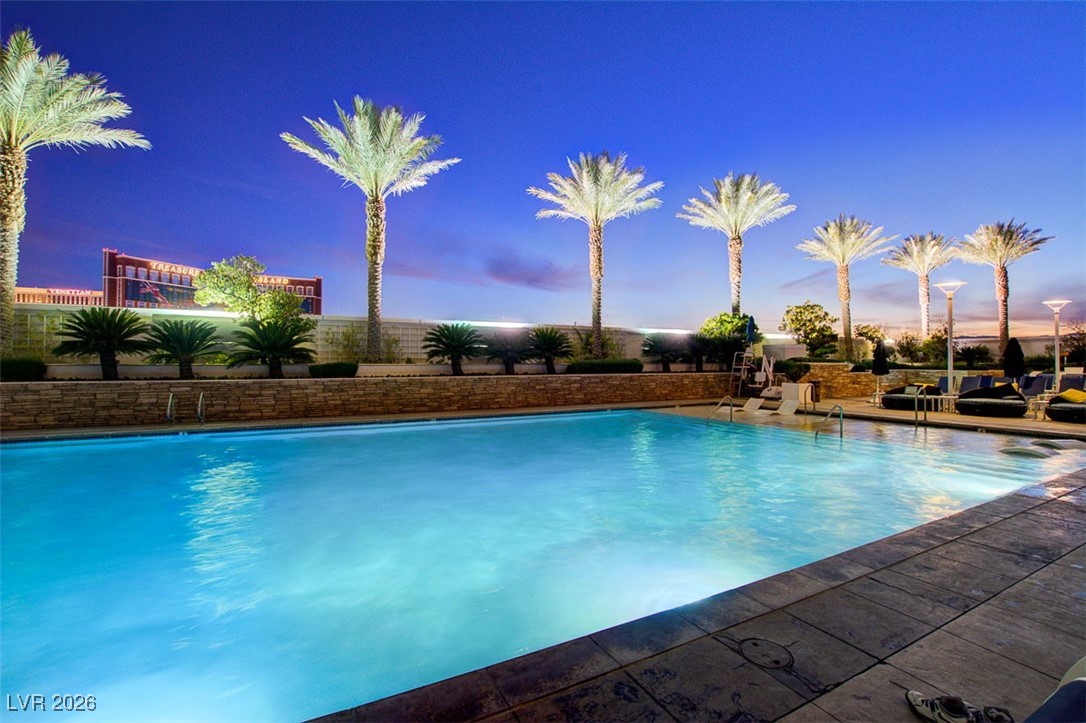 2000 North Fashion Show Drive 4117