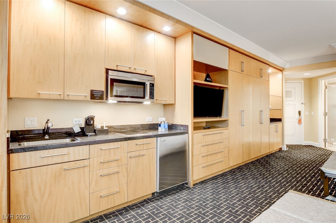 2000 North Fashion Show Drive 4117