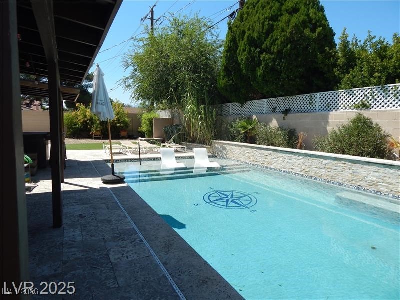 2712 West Oakey Boulevard