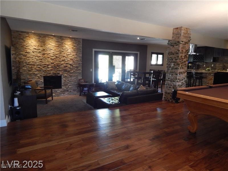 2712 West Oakey Boulevard