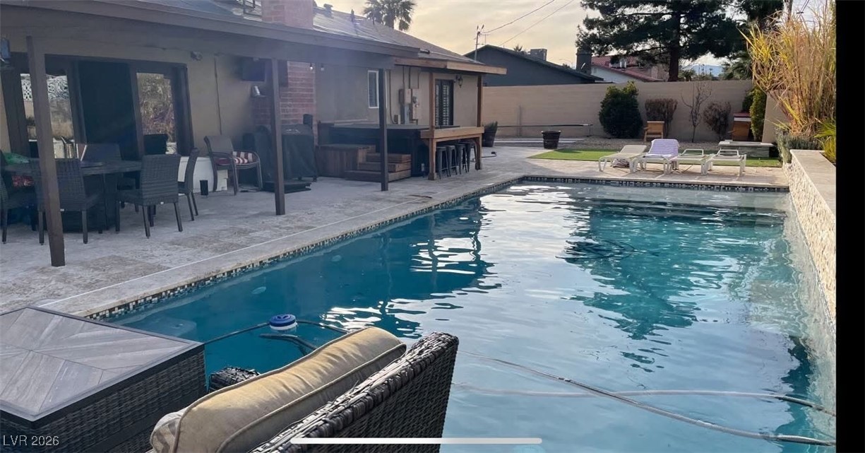 2712 West Oakey Boulevard