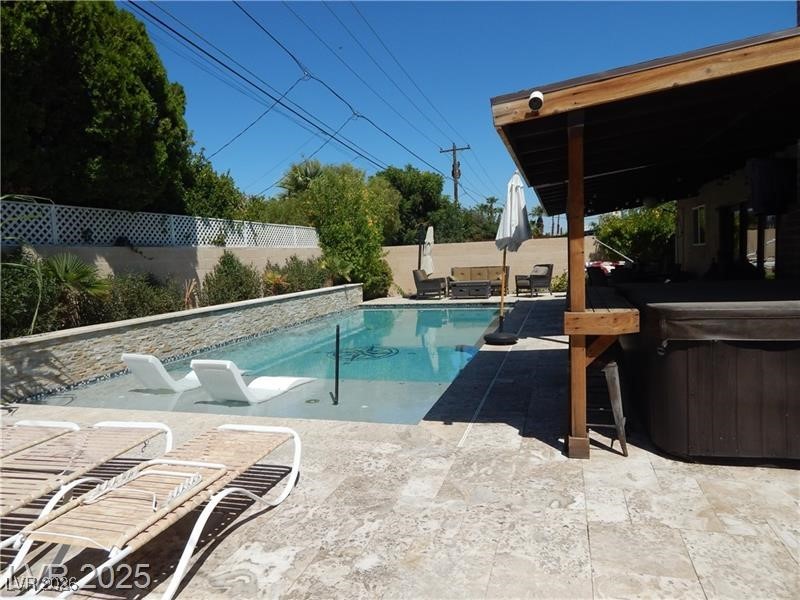 2712 West Oakey Boulevard