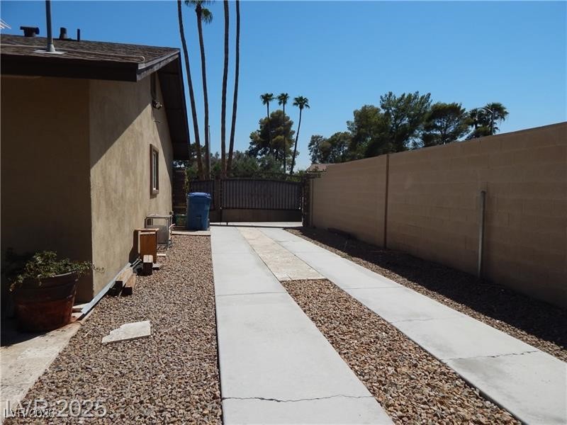 2712 West Oakey Boulevard