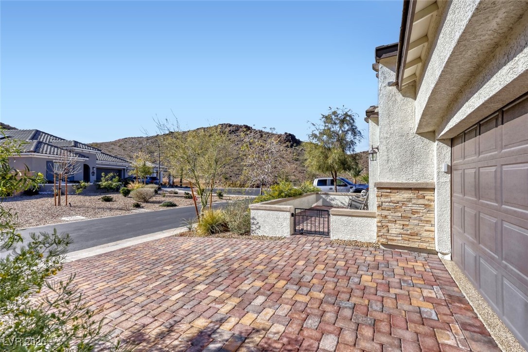 12 Tatahatso Point Street