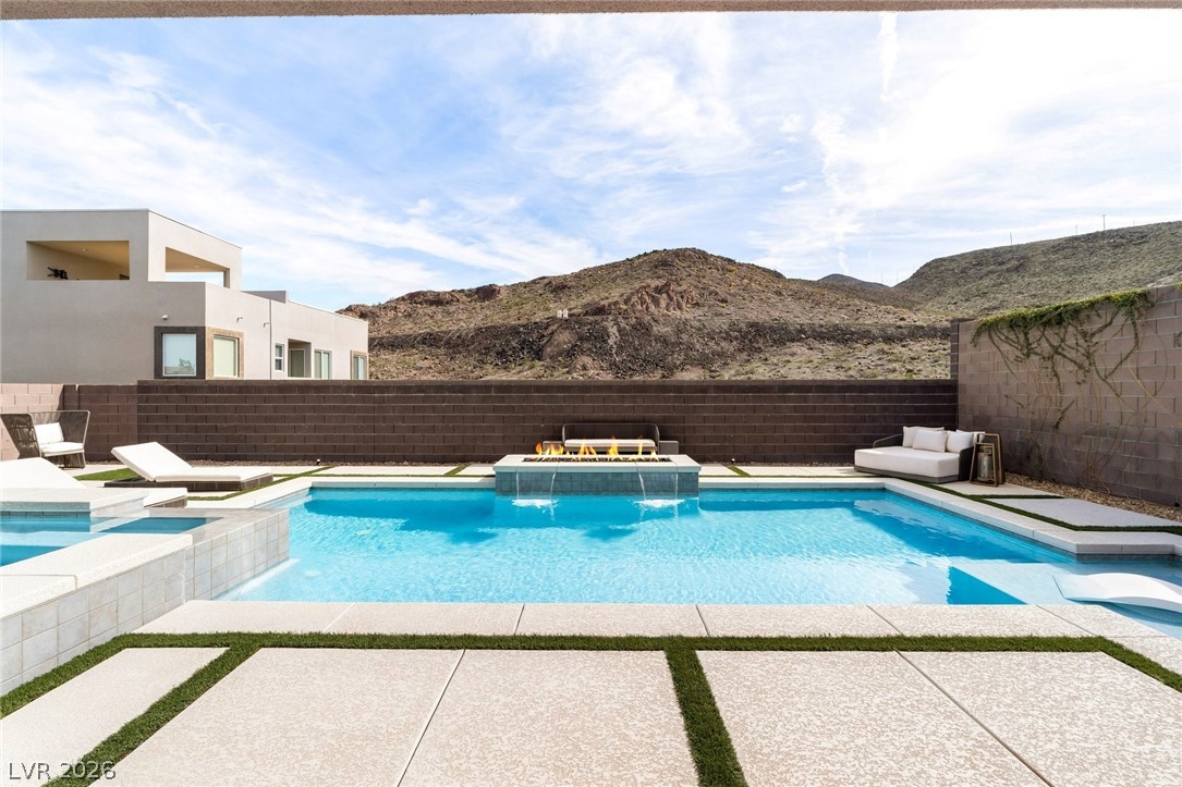 276 Crimson Edge Street