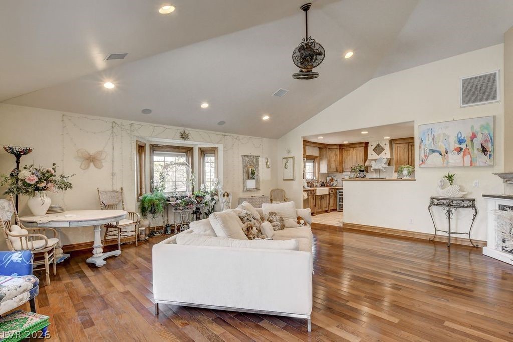 7229 Mira Vista Street