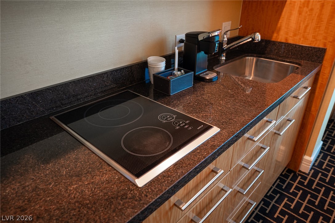 2000 North Fashion Show Drive 2916