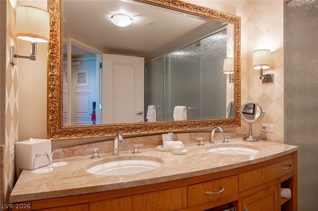 2000 North Fashion Show Drive 2916