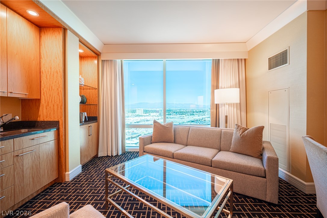 2000 North Fashion Show Drive 2916