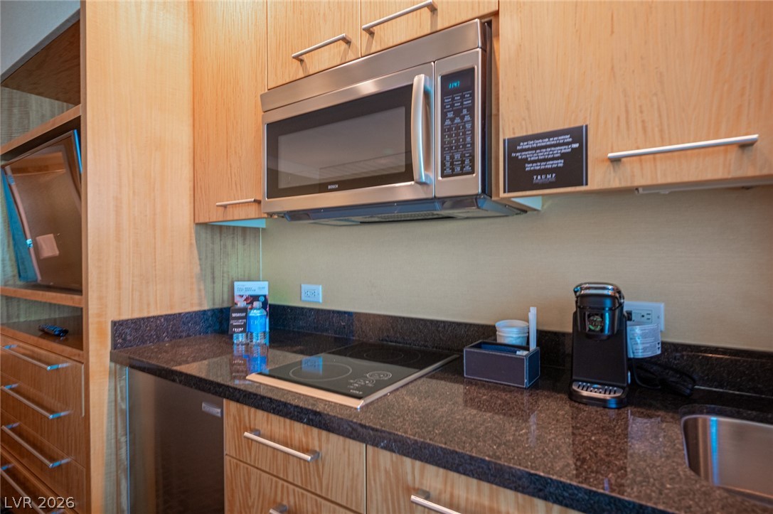 2000 North Fashion Show Drive 2916