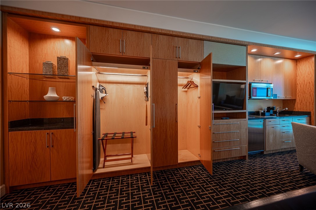 2000 North Fashion Show Drive 2916