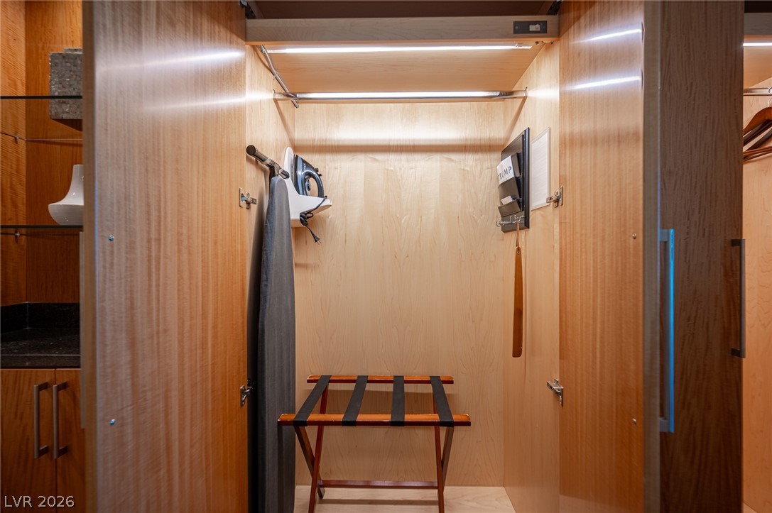 2000 North Fashion Show Drive 2916