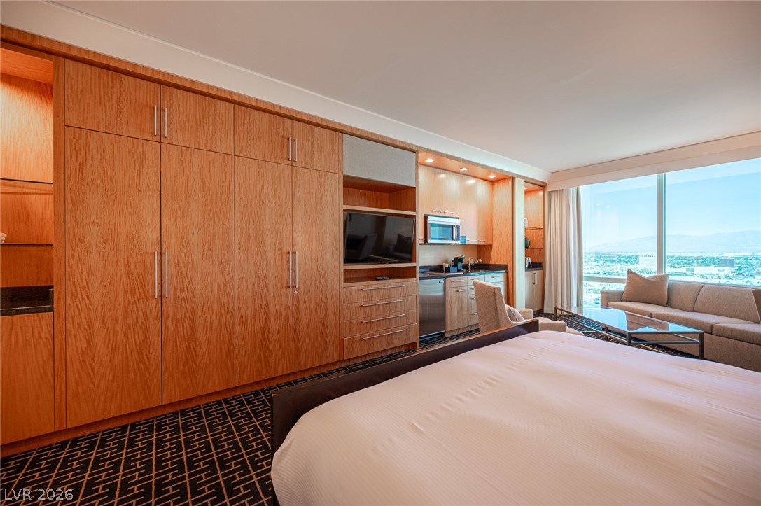 2000 North Fashion Show Drive 2916