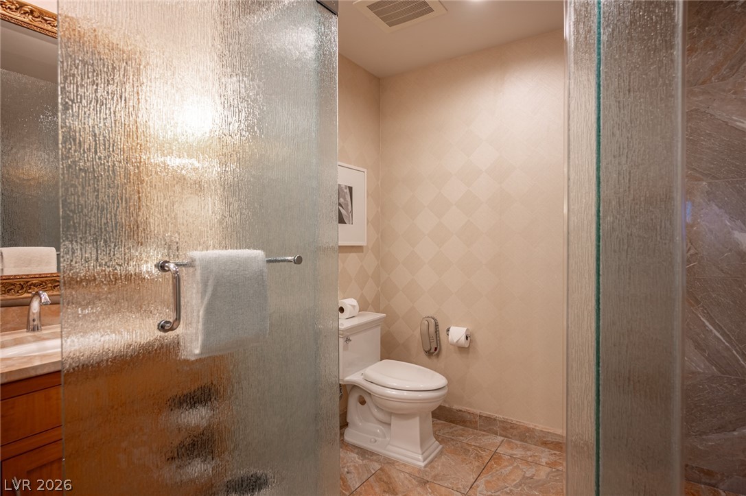 2000 North Fashion Show Drive 2916