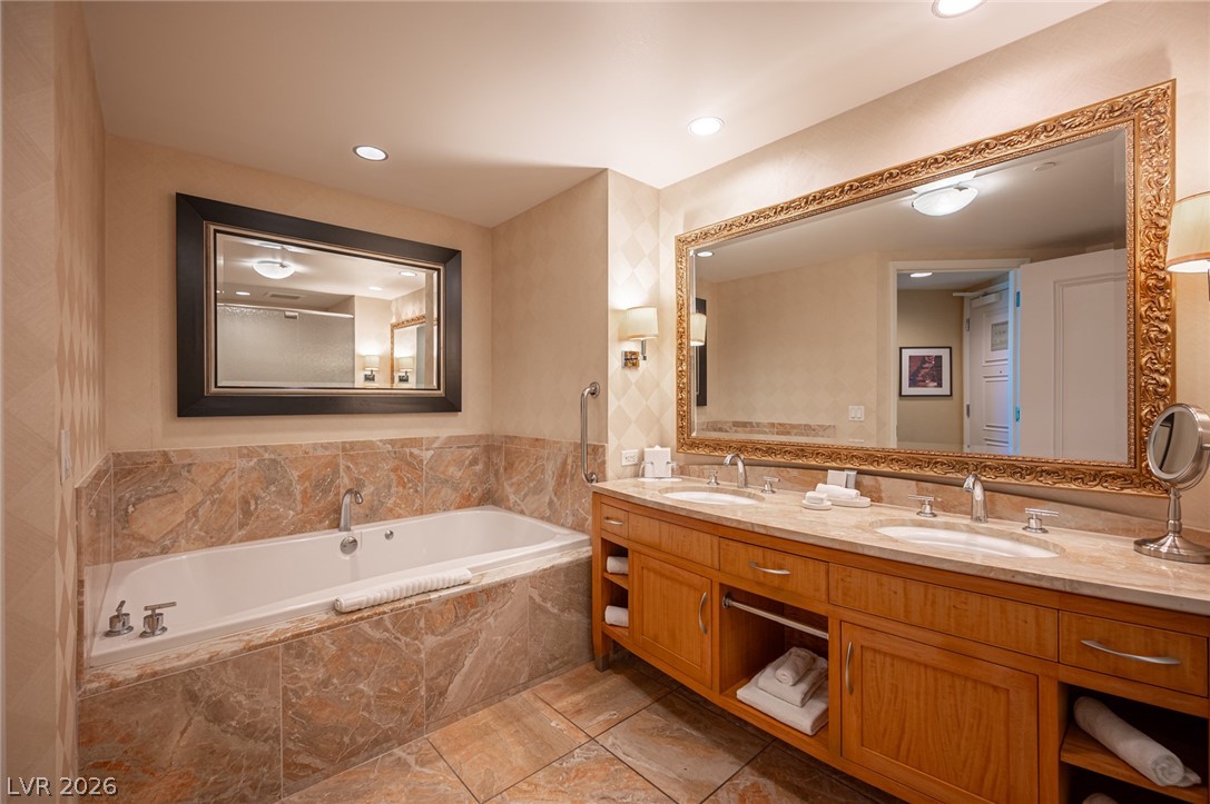 2000 North Fashion Show Drive 2916