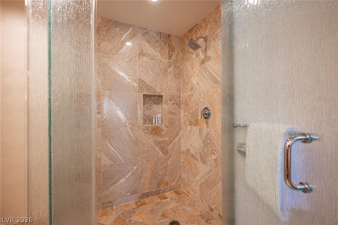 2000 North Fashion Show Drive 2916