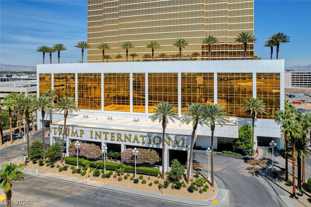 2000 North Fashion Show Drive 2917