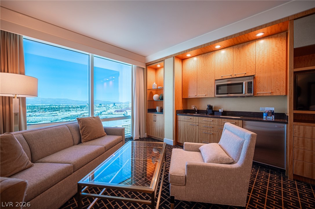 2000 North Fashion Show Drive 2917