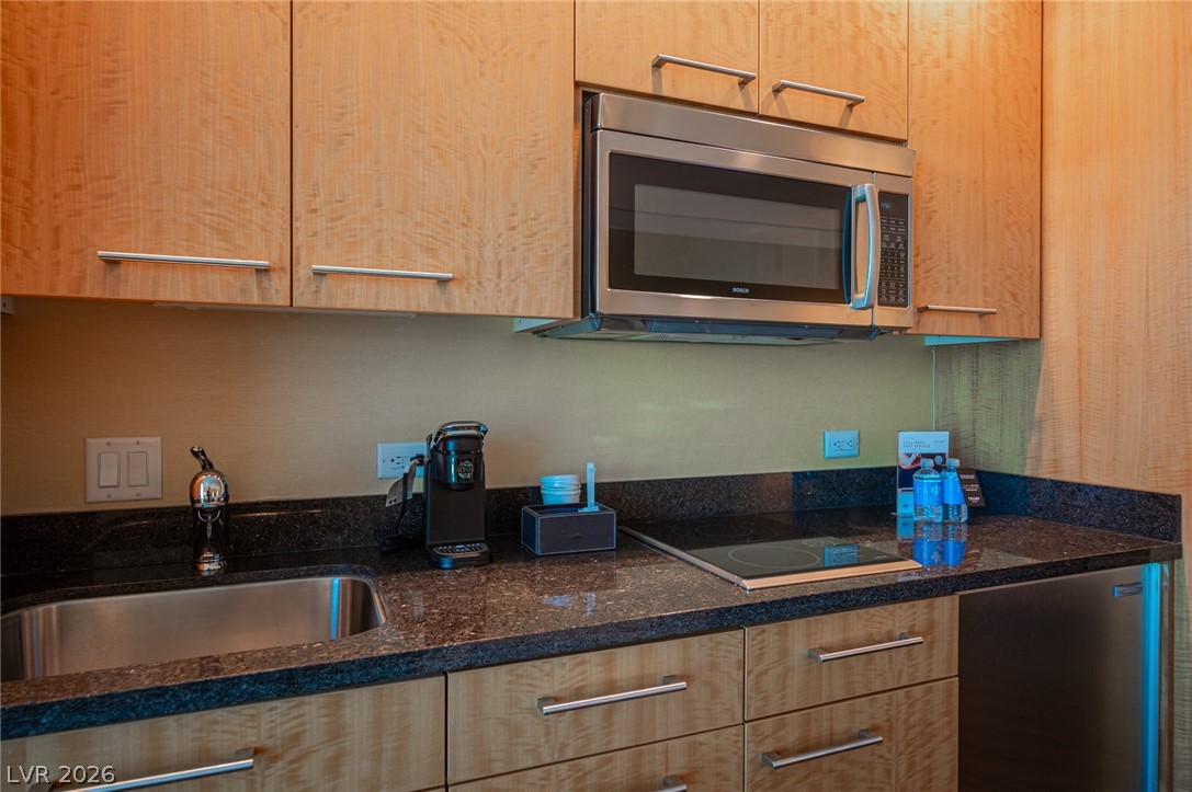 2000 North Fashion Show Drive 2917