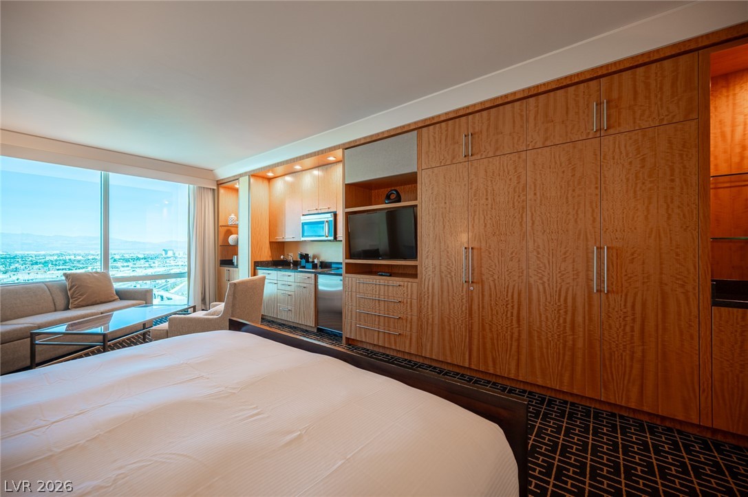 2000 North Fashion Show Drive 2917