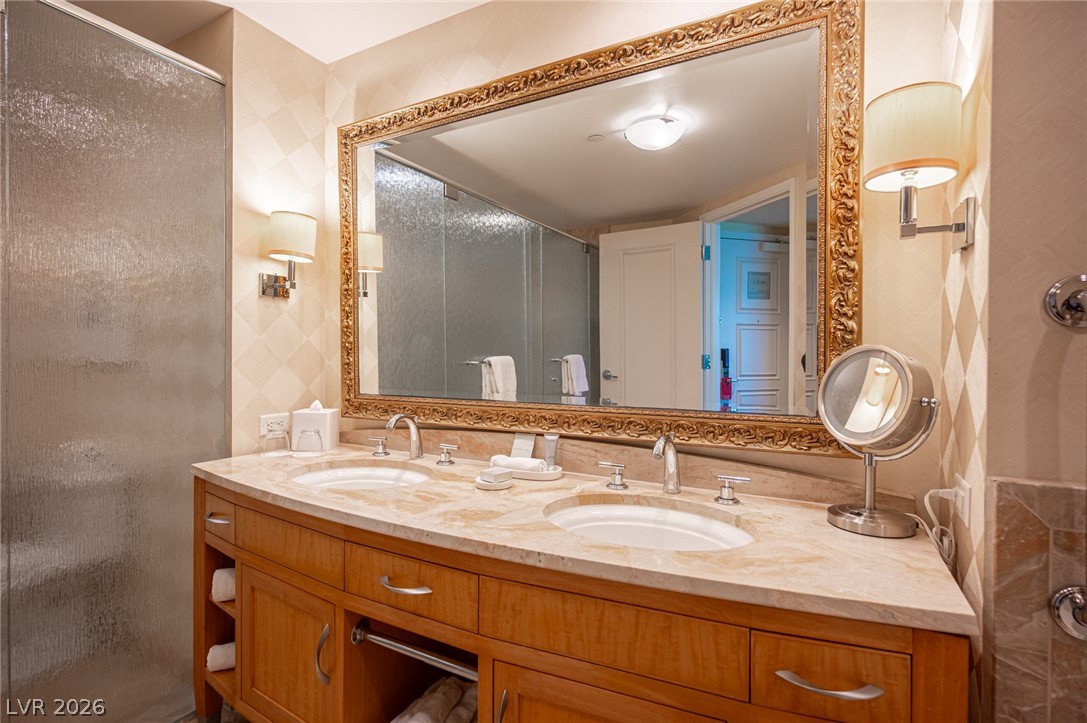 2000 North Fashion Show Drive 2917