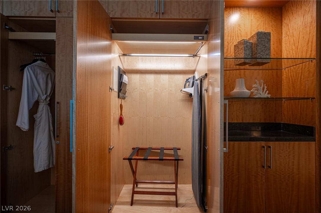 2000 North Fashion Show Drive 2917