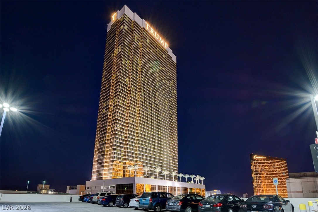 2000 North Fashion Show Drive 2917