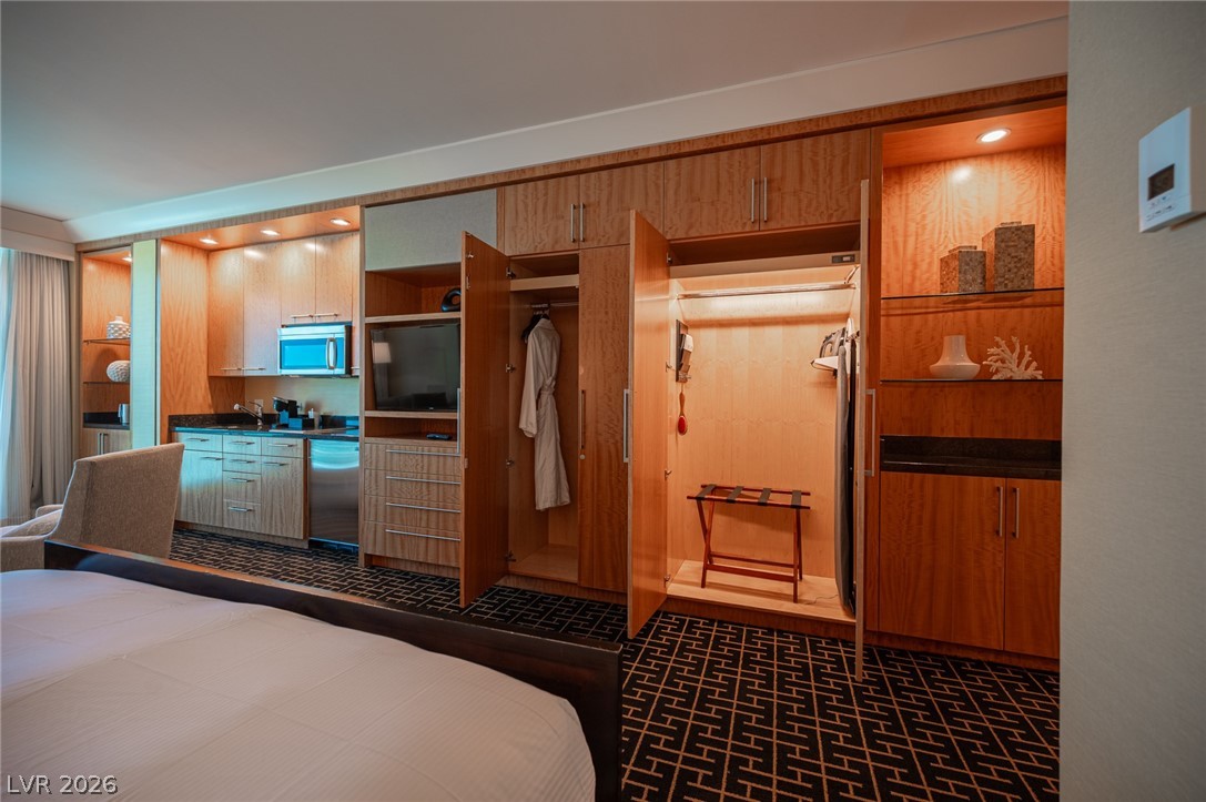 2000 North Fashion Show Drive 2917