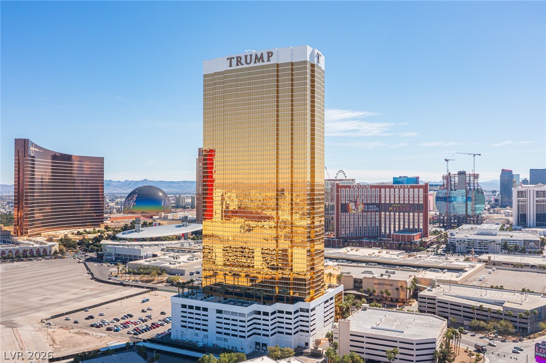 2000 North Fashion Show Drive 2917