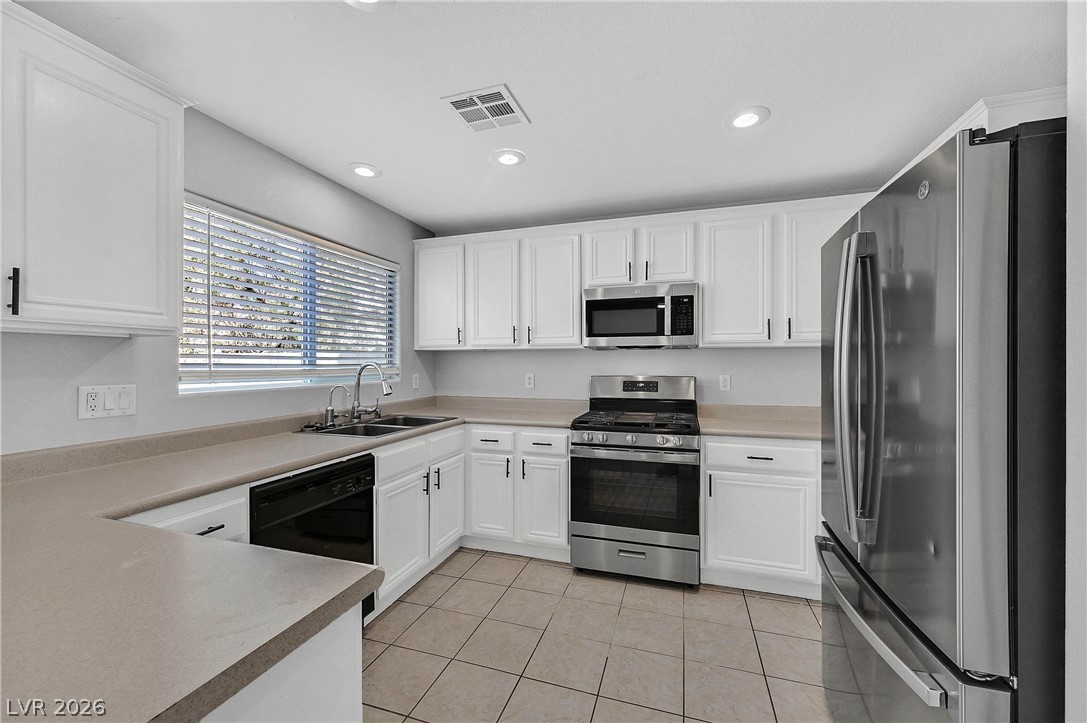 340 SILVERADO PINES Avenue .