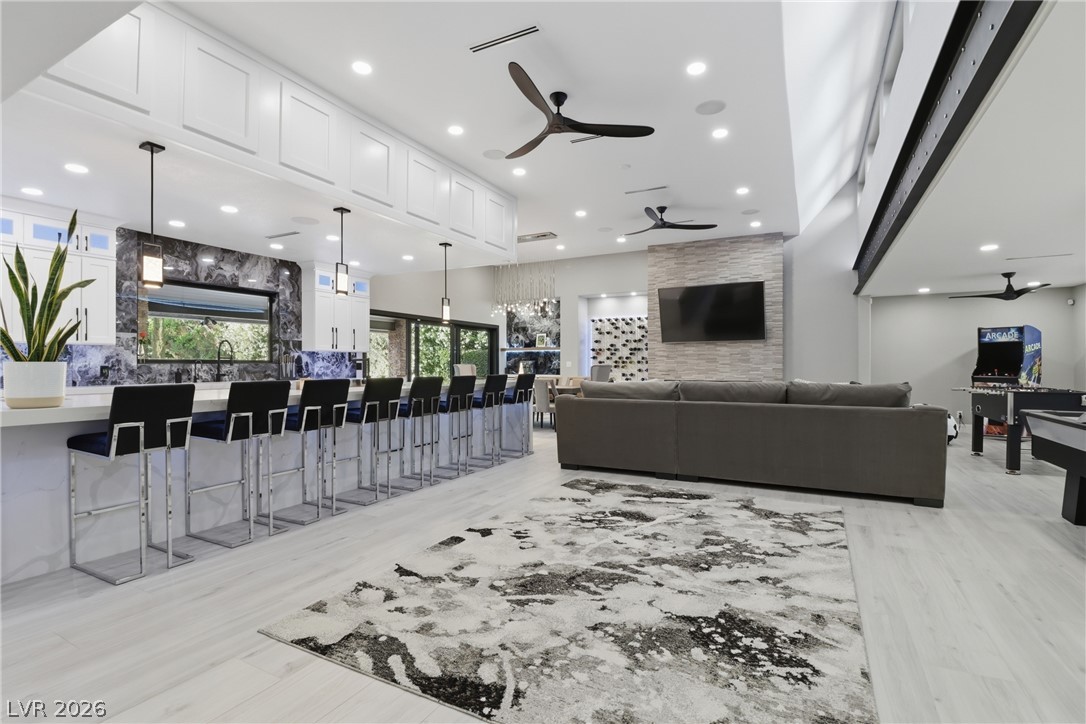 300 East Lacy Lane