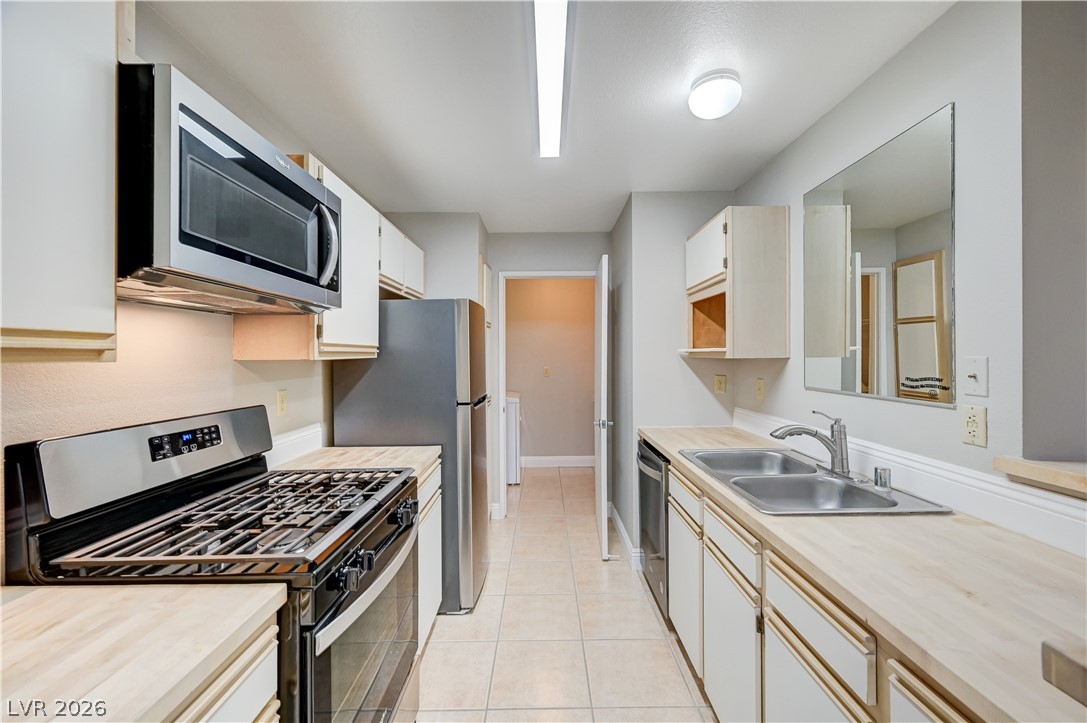 2200 South Fort Apache Road 1081