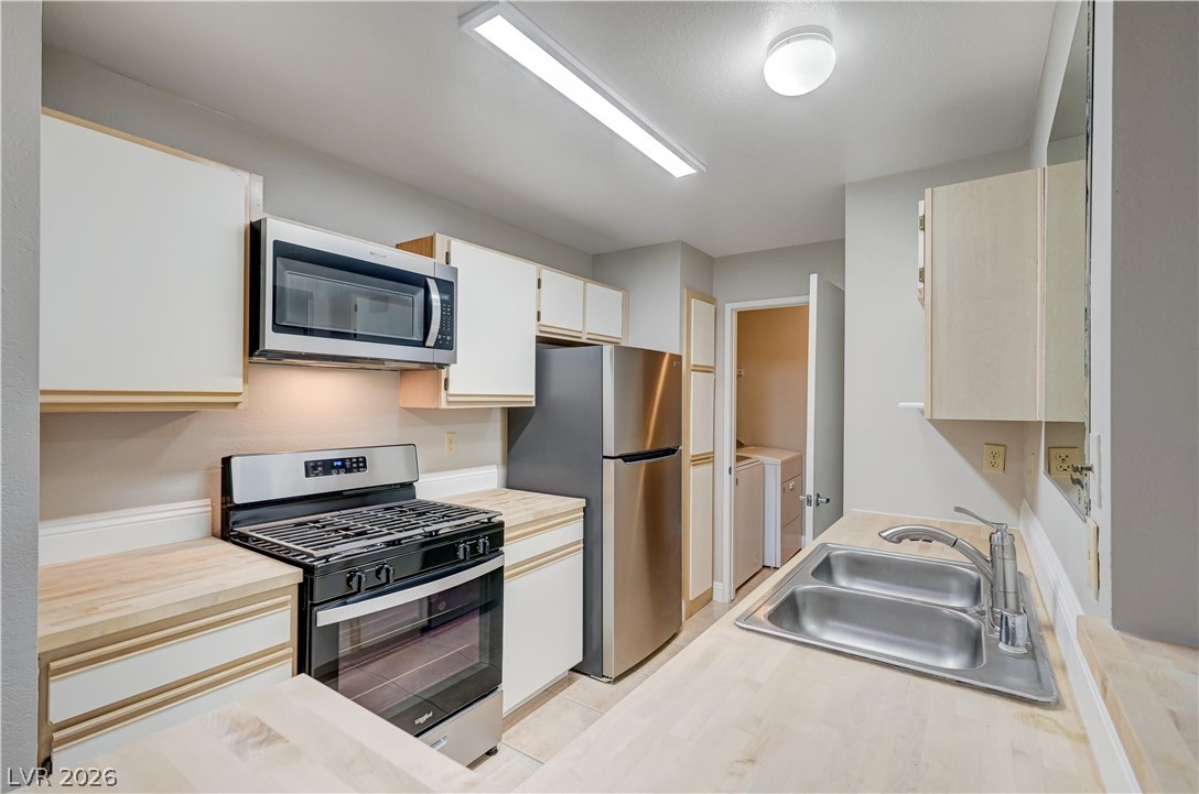 2200 South Fort Apache Road 1081