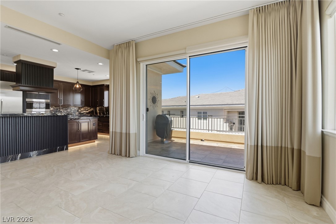 9207 Tesoras Drive 401