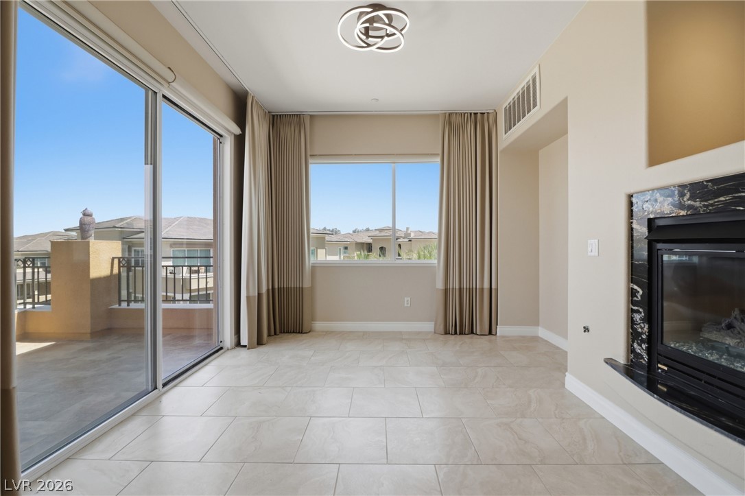 9207 Tesoras Drive 401