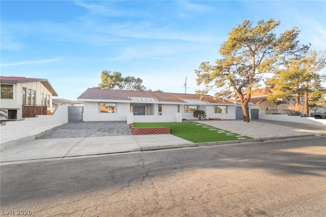 611 East Fairway Road