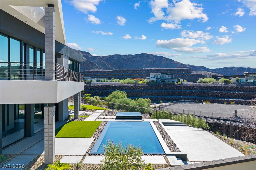25 Boulderback Drive
