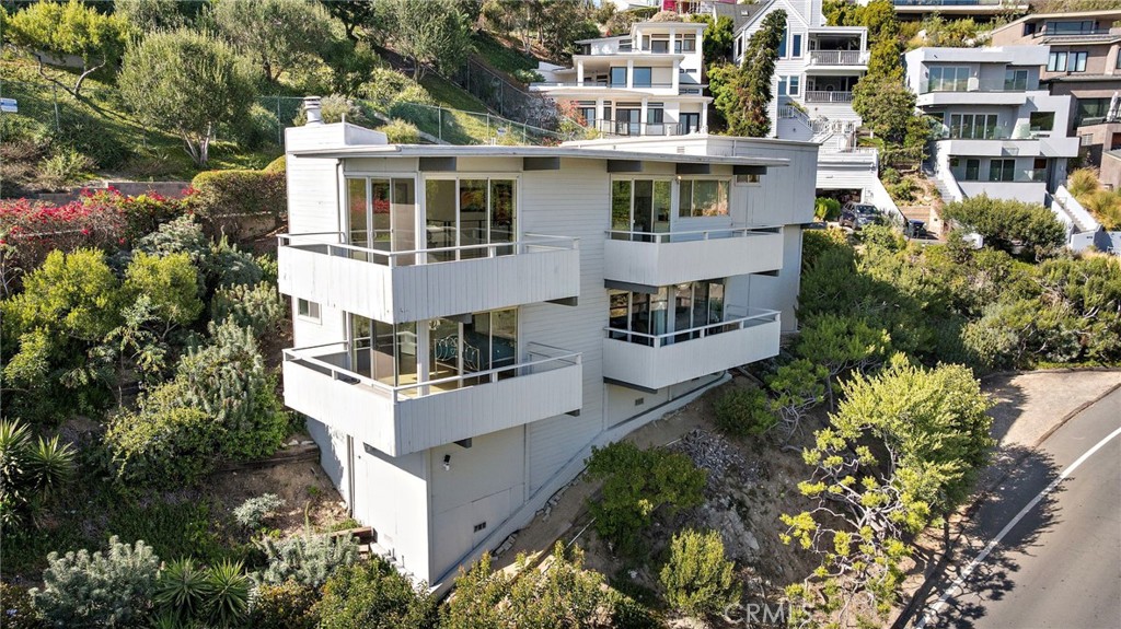 888 Summit Drive