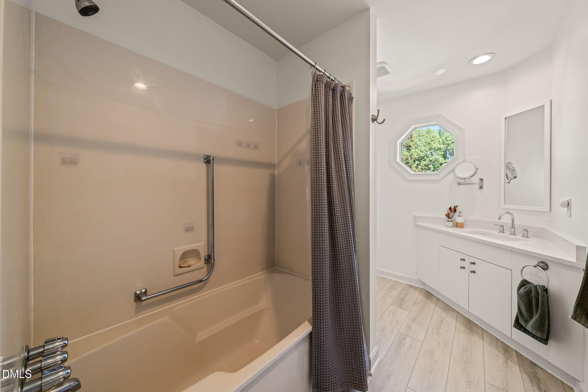 449 Crossvine Close