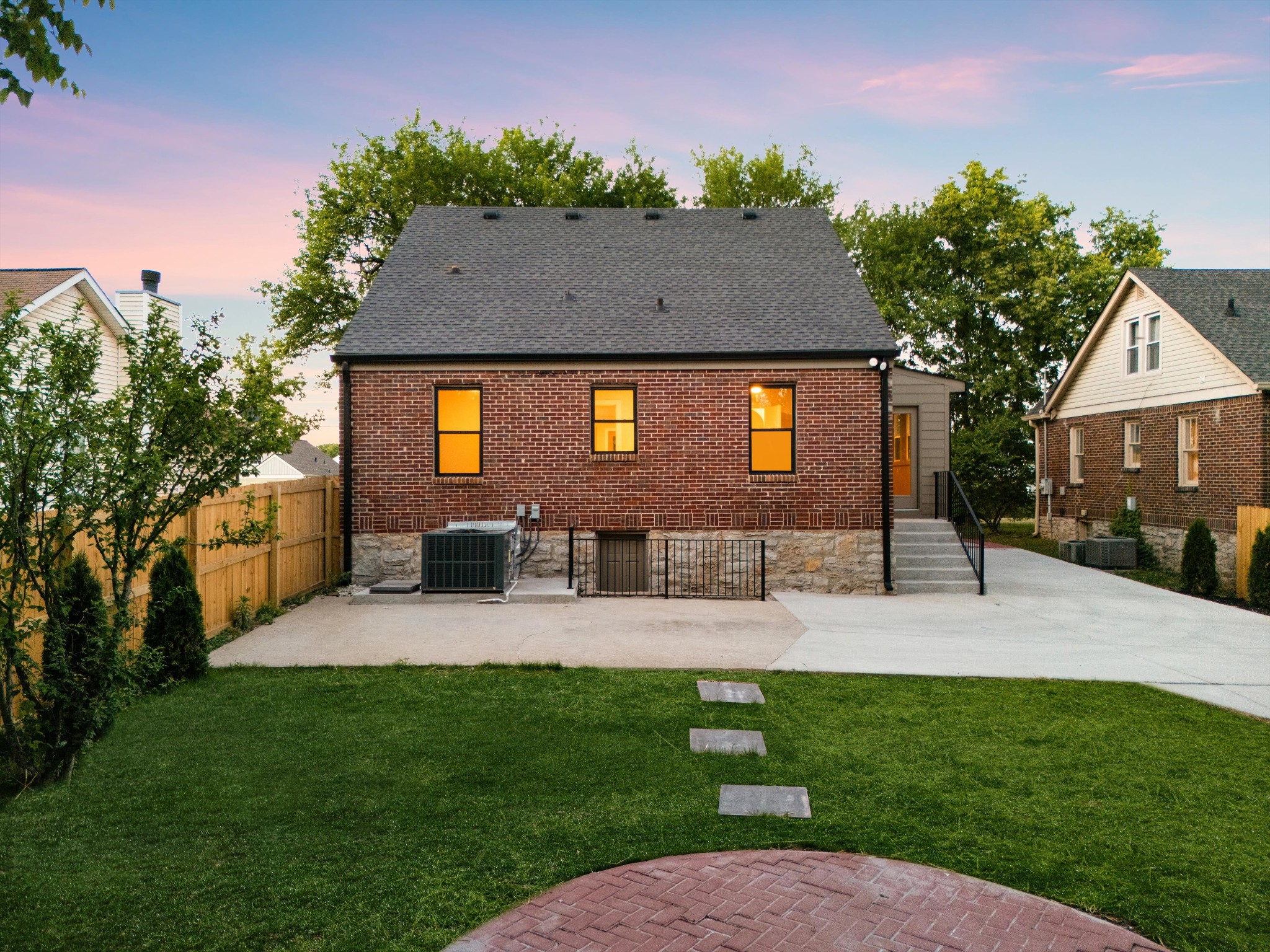 1012 Hart Ln