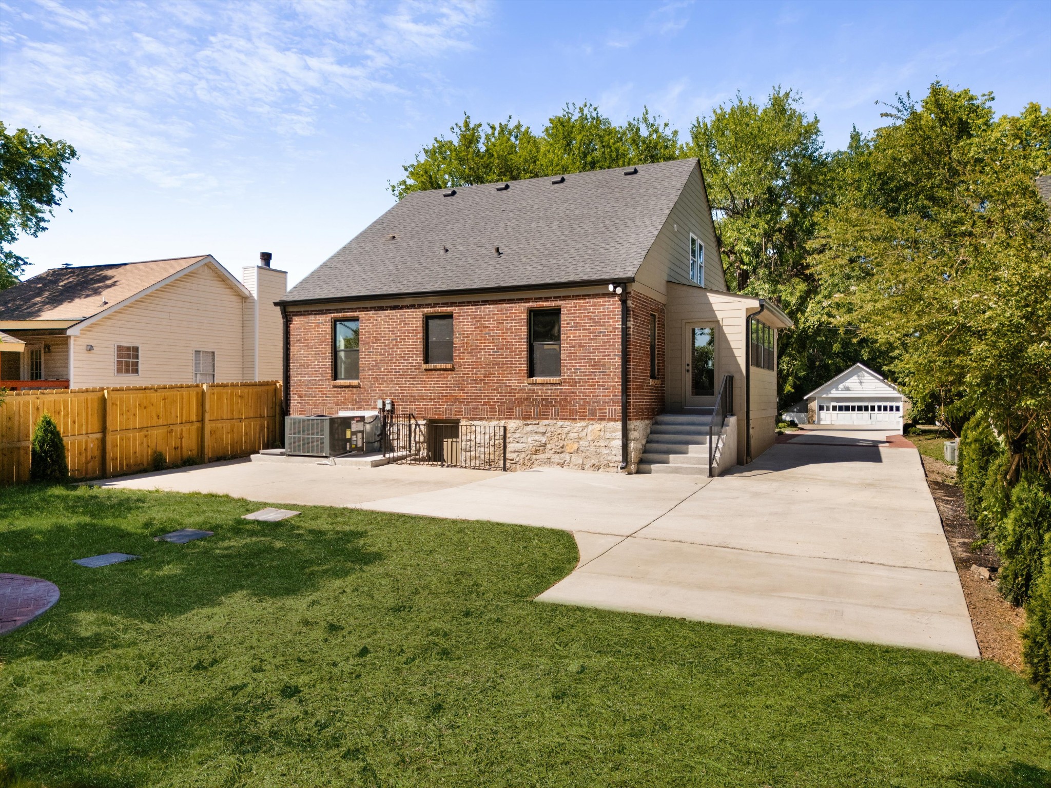 1012 Hart Ln