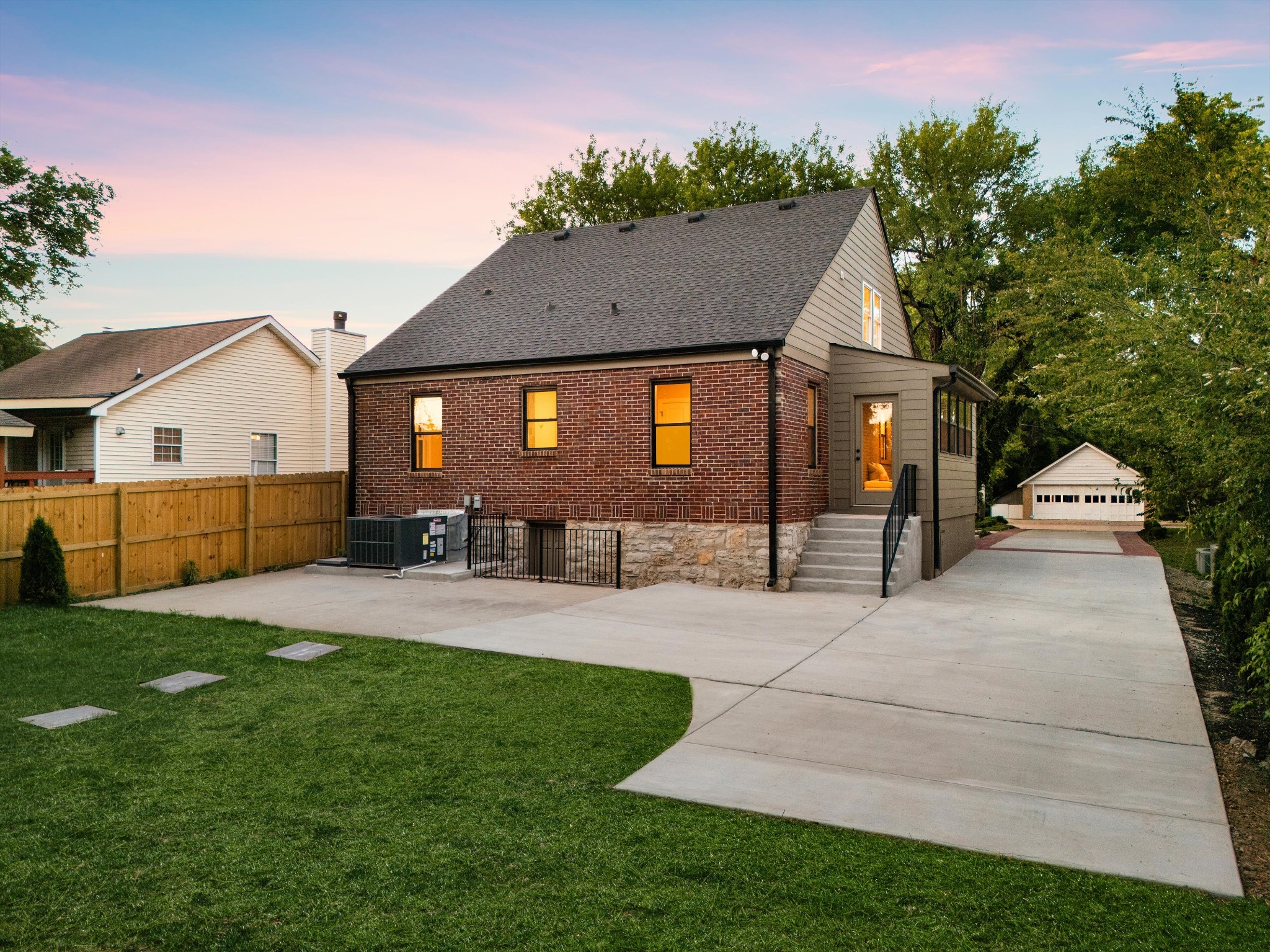 1012 Hart Ln