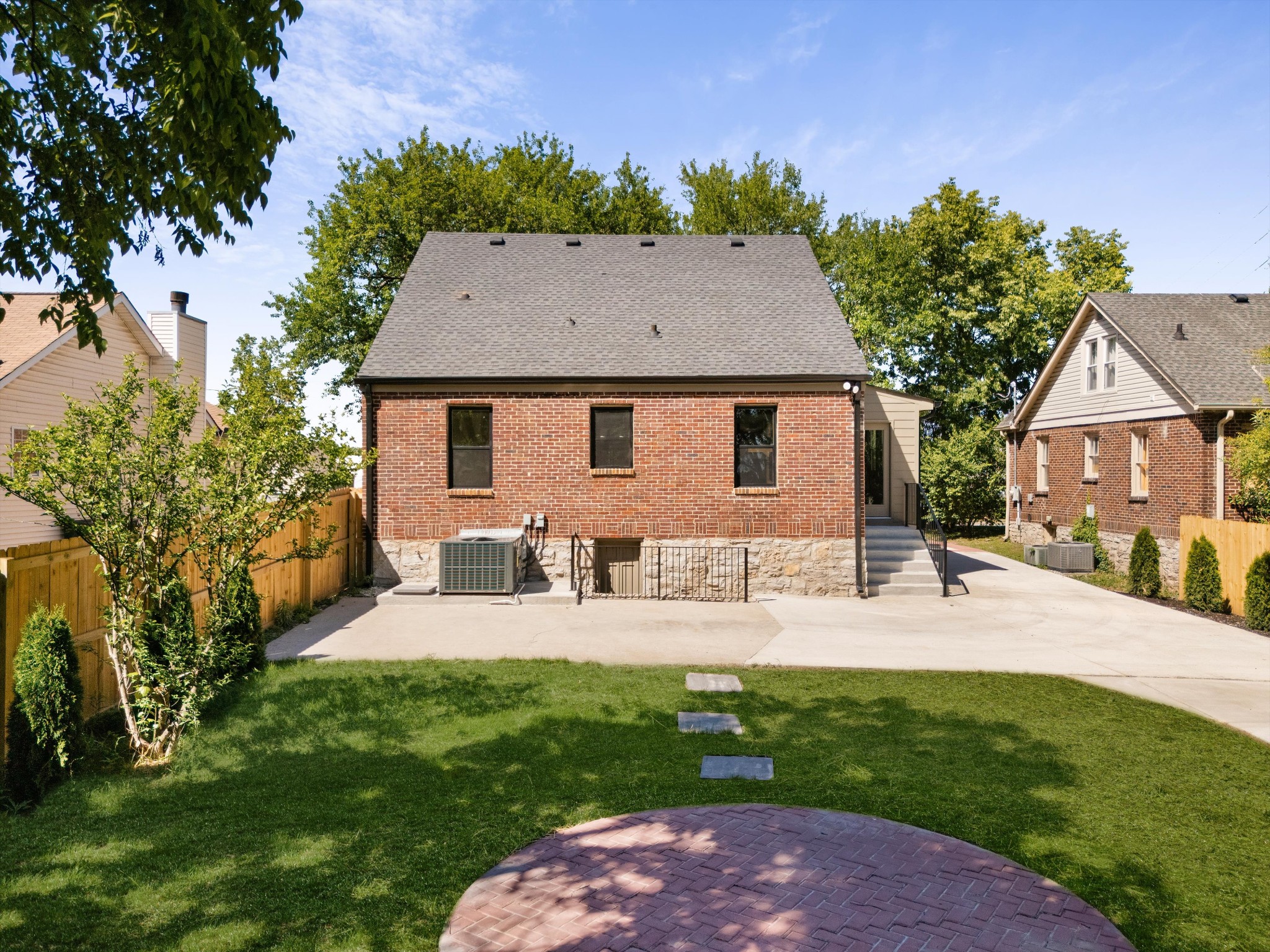 1012 Hart Ln
